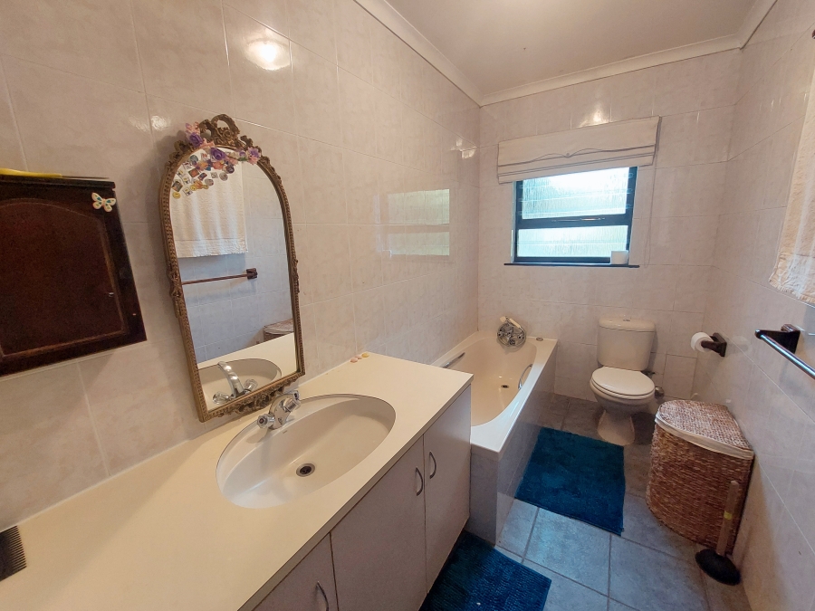 5 Bedroom Property for Sale in Denver Park Western Cape